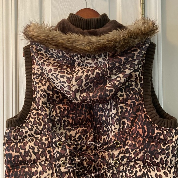 Women's Winter Puffer Vest with Detachable Hood - Picture 10 of 10